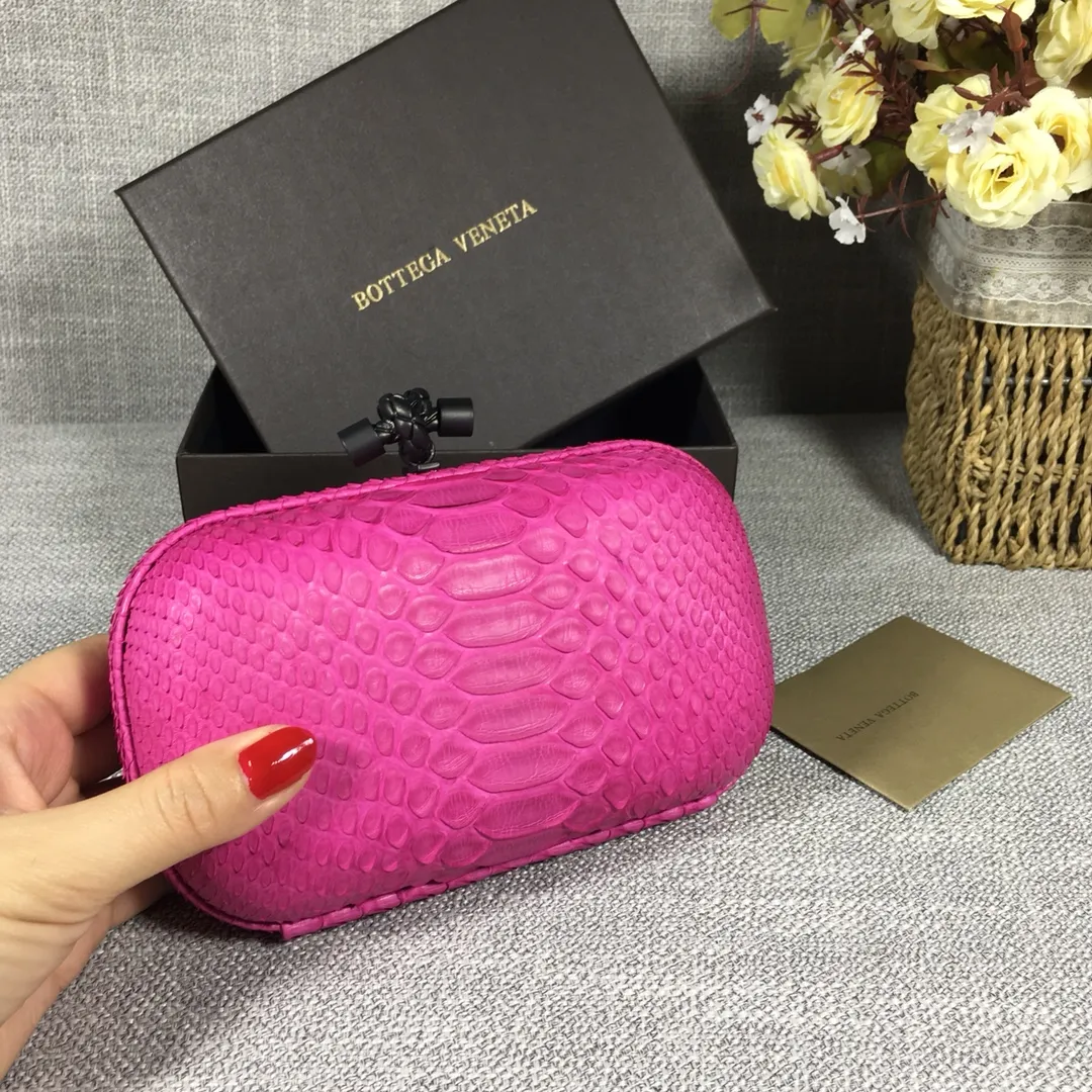 🔥🔥Model No. 8651🔥🔥This elegant clutch bag is one of the most popular handbags in woven bags. It is an interpretation of a classic design that was reintroduced in 2001. Since its launch, the Knot clutch has exhibited exquisite craftsmanship and integrated different styles from low-key to flamboyant. Each new Knot product demonstrates the irresistible and timeless charm of this classic handbag. This luxurious handbag features the signature braided rope buckle and is crafted from rare yellow-ringed forest snake and water snake skins. More charming and luxurious texture. Size: Small 16.5cm